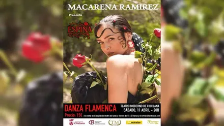 Macarena Ramírez en un cartel en un jardín con flores.