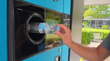 Persona devolviendo envases por reciclaje.