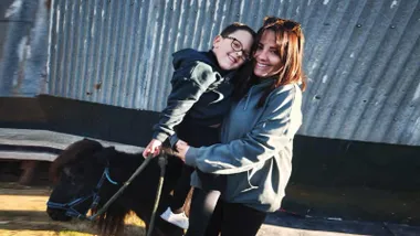 Marco junto a su madre.