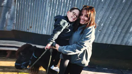 Marco junto a su madre.