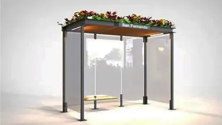 Estructura de una marquesina de San Fernando, destacan las plantas y flores sobre la misma.