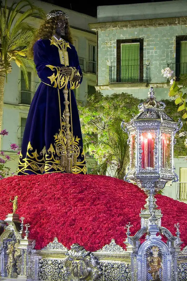 Imagen del Cristo de Medinaceli por las calles de Cádiz en una de sus salidas procesionales en Semana Santa. Foto: Consejo de Hermandades de Cádiz.