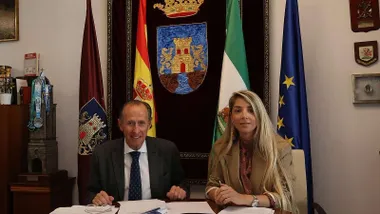 José María Román e Isabel Butrón en el momento de presentar las cuentas y dinero destinado a mejorar los barrios de Chiclana.