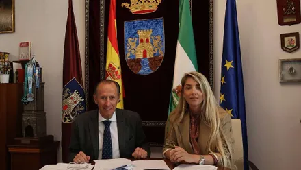 José María Román e Isabel Butrón en el momento de presentar las cuentas y dinero destinado a mejorar los barrios de Chiclana.