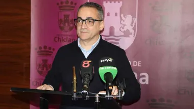 En un atril con fondo burdeos el delegado municipal de Servicios Sociales de Chiclana, Francis Salado.