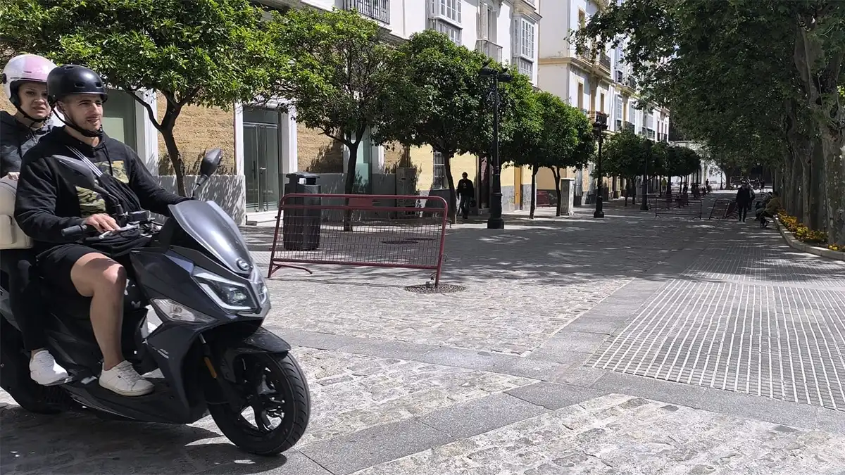 Una Moto circula por Argüelles itinerario alternativo