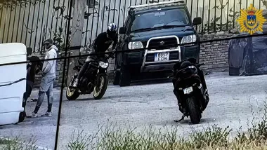 Motorista haciendo derrapes con su moto en El Puerto.