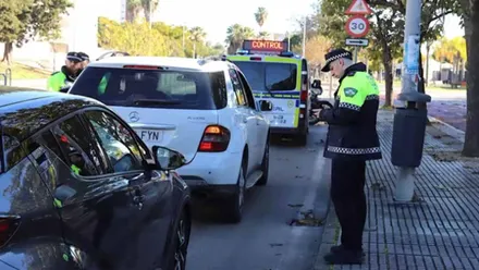 Un agente de la Policía Local de Jerez multando a un vehículo.