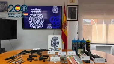 Mesa de la Policía Nacional con armas, dinero y droga.