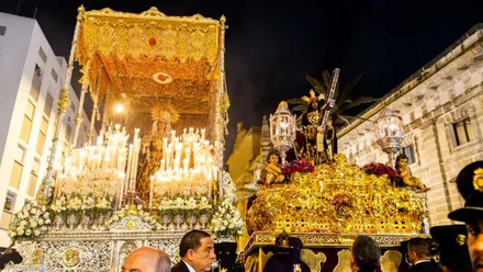El Nazareno y la Virgen de los Dolores junto a la Cárcel Vieja, actual casa de Iberomérica de recogida en una Semana Santa anterior. Foto: Hermandad del Nazareno.