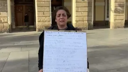 Noelia Fraga López, en la puerta del Ayuntamiento de Cádiz.