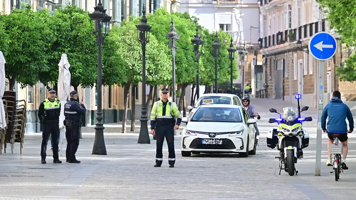 Agentes se han encargado de dar paso a los vehiculos por el nuevo itinerario entre la plaza de España y la plaza de las Tortugas. Foto: Eulogio García.