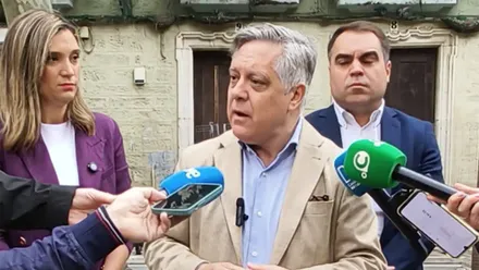 El portavoz el PSOE de Cádiz, Oscar Torres, atiende a los medios de comunicación.