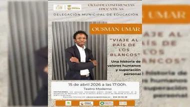 Ousman Umar y el cartel de su conferencia en Chiclana.