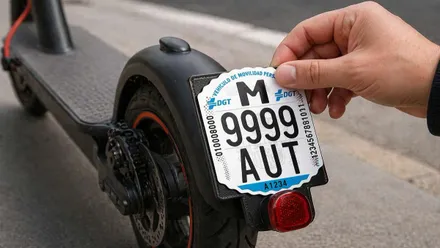 Persona poniendo la matrícula a un patinete.