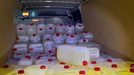 Furgoneta cargada con muchas garrafas de gasolina.