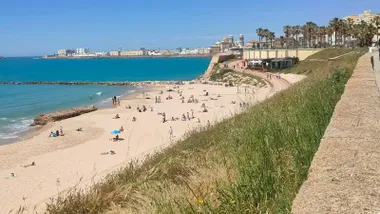 El sol aprieta antes de lo habitual en Cádiz: primer nivel rojo de radiación ultravioleta del año