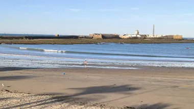 Playa desierta y un hombre diriguéndose hacia el agua a primeras horas de la mañana en La Caleta. Foto: José Luis Porquicho Prada.