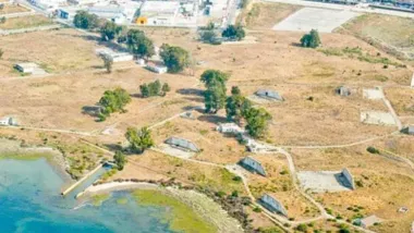 Parte del litoral con pequeñas estructuras de Polvorines en San Fernando.
