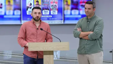 Momento de la presentación del ciclo "Noches de Rota", los delegados delante de una pantalla con los eventos.