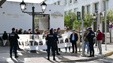 Protestas por la existencia de las listas negras en el sector del metal de Ca´diz delante del Parador donde se reunía el PSOE andaluz. Foto: Eulogio García.