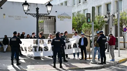 Protestas por la existencia de las listas negras en el sector del metal de Ca´diz delante del Parador donde se reunía el PSOE andaluz. Foto: Eulogio García.