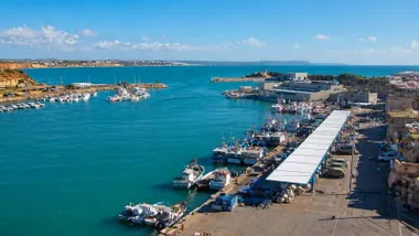 Vista de la bocana del puerto de Conil.