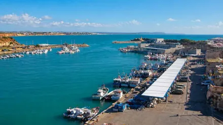 Vista de la bocana del puerto de Conil.