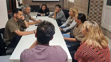 Miembros de Adelante estudiando el tema de las residencias de mayores.