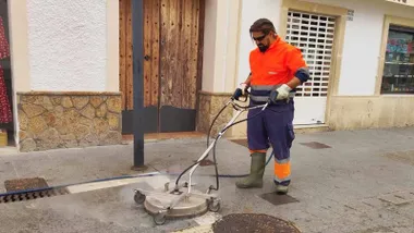 Empleado municipal retirando cera en Rota.
