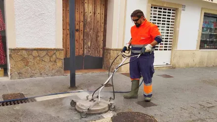 Empleado municipal retirando cera en Rota.