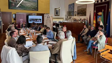 Mesa de trabajo con el alcalde de Chiclana José María Román.