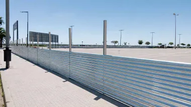 Valla de obras de la futura piscina en San Fernando.