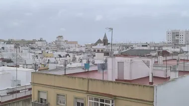 Ropa tendida bajo la lluvia en una azotea de Cádiz