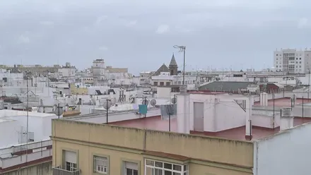 Ropa tendida bajo la lluvia en una azotea de Cádiz