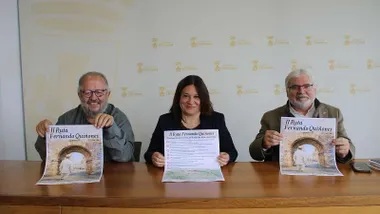 La delegada municipal de Cultura, Susana Rivas, quien ha comparecido en rueda de prensa junto al representante de la Fundación Quiñones, Juan José Téllez, y al presidente de la Asociación de Amigos de Fernando Quiñones de Cádiz, Ricardo Carretero.