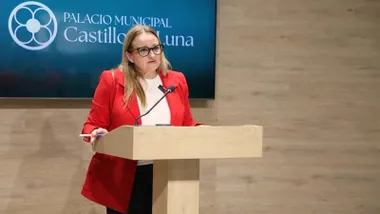 Delegada, con chaqueta roja, explicando el conflicto del SAE en Rota.
