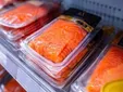 Alerta urgente: si tienes este salmón ahumado en casa, no lo comas