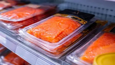 Salmón ahumado en un expositor, hay muchas bandejas.