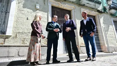 Antonio Sanz y Bruni García en la última visita del consejero al inmueble donde debe ir el Centro de Salud del Mentidero, realizada antes de Semana Santa. Foto: Eulogio García.