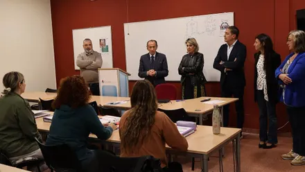 José María Román, y la delegada municipal de Mujer, Mª Ángeles Martínez Rico ,en su visita a la sala del curso de vigilancia de seguridad