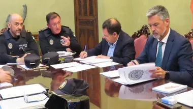 Policía Local y nacional reunidos con el alcalde de Rota en una mesa de trabajo.