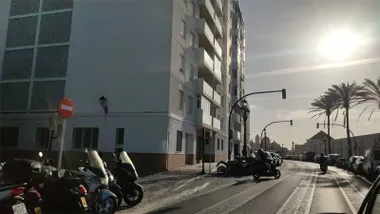 Sol y cielo algo turbio aún en Cádiz este 12 de abril. Foto: José Luis Porquicho Prada.