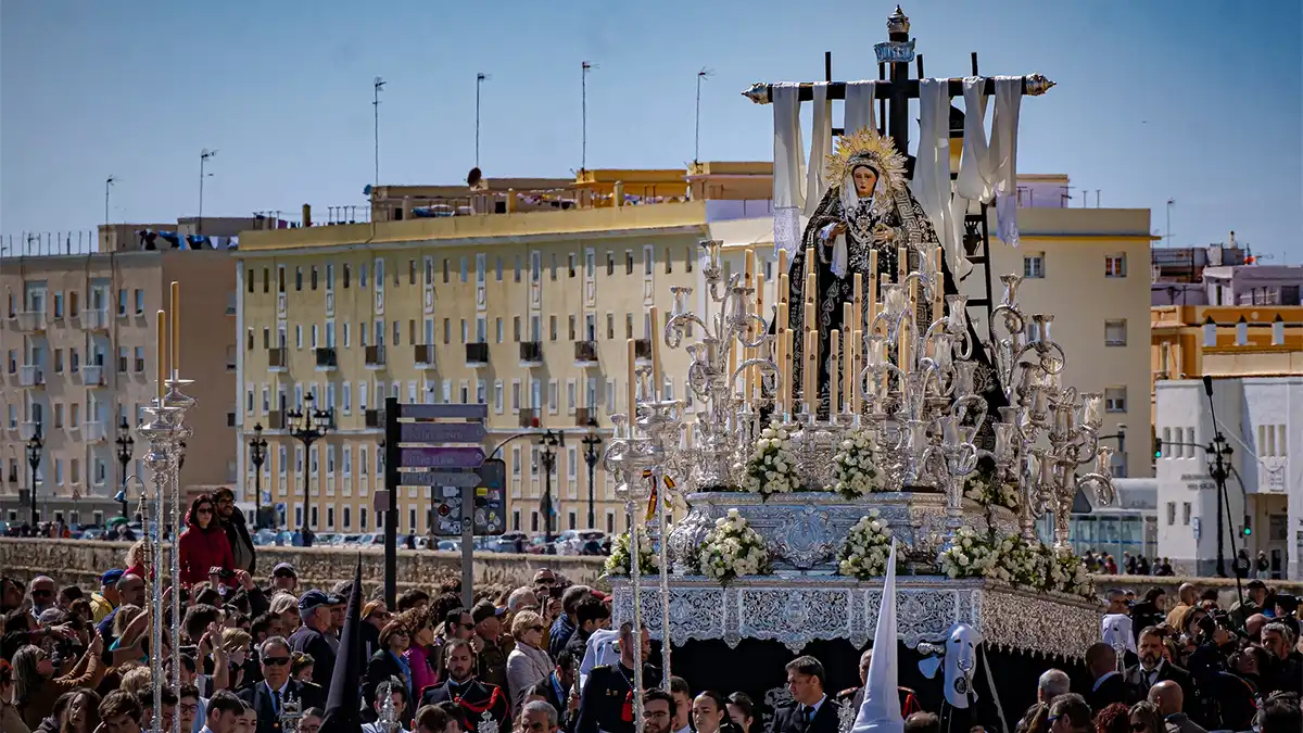 Imageb de la Soledad del Santo Entierro por el Campo del Sur de Cádiz. Foto: Hermandad de la Soledad del Santo Entierro.