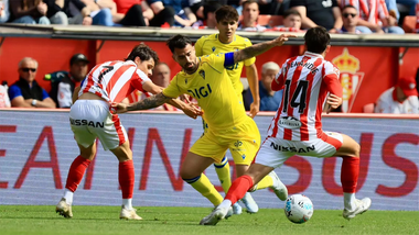 Suso, de nuevo inoperante, trata de marcharse de dos rivales del Sporting. Foto: Cádiz CF.