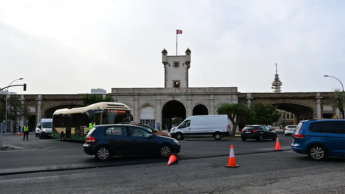 Las obras de asfaltado en las Cuestas de la Calesa ha provocado retenciones en la zona de Puerta de Tierra y la avenida principal. Foto: Eulogio García.
