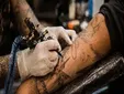 Los tatuajes, bajo sospecha por un estudio que revela qué ocurre con la tinta dentro del cuerpo