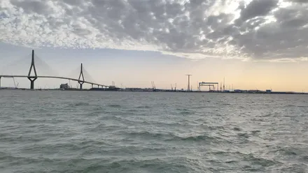 Temporal de Levante, agua en la Bahía con el segundo puente y cielo algo nublado