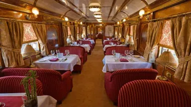 Vagón restaurante del tren de lujo.