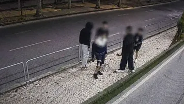 Menores siendo captados por una videocámara de seguridad.